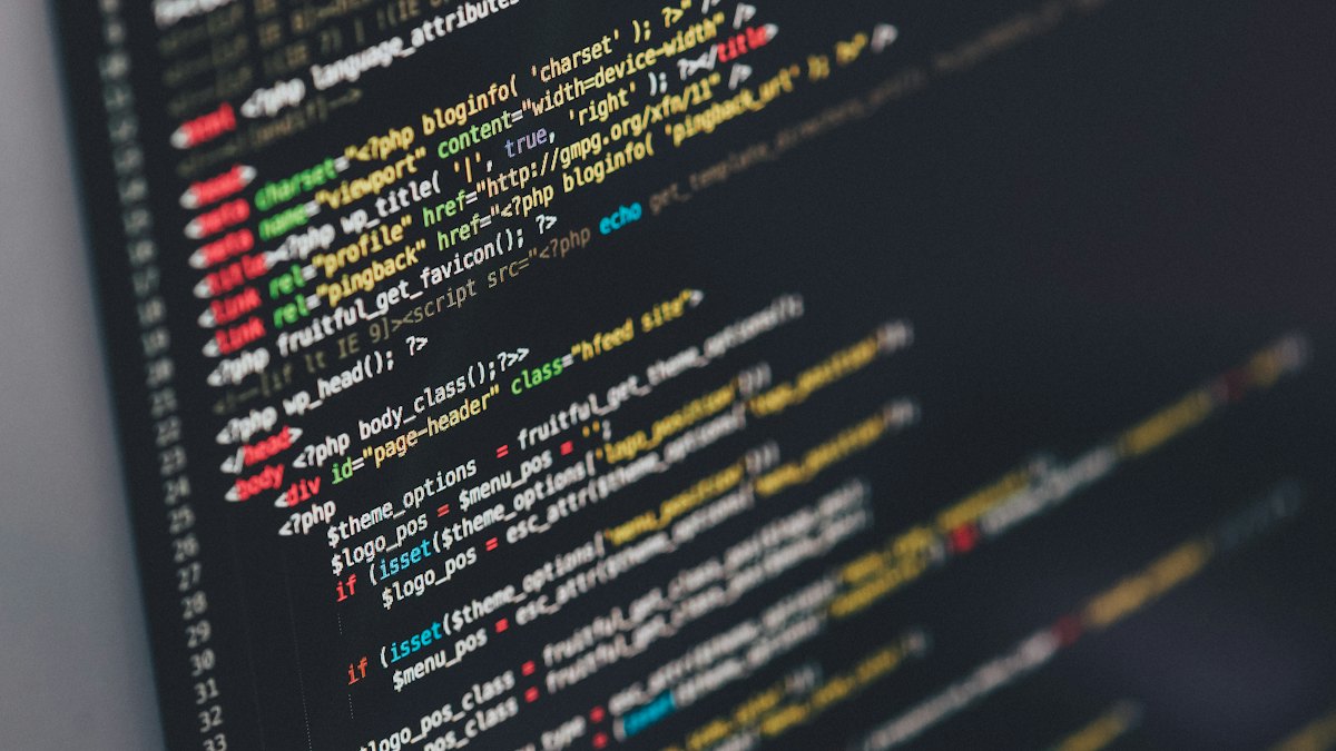 Pantalla con código mostrando el desarrollo de una página web con inteligencia artificial