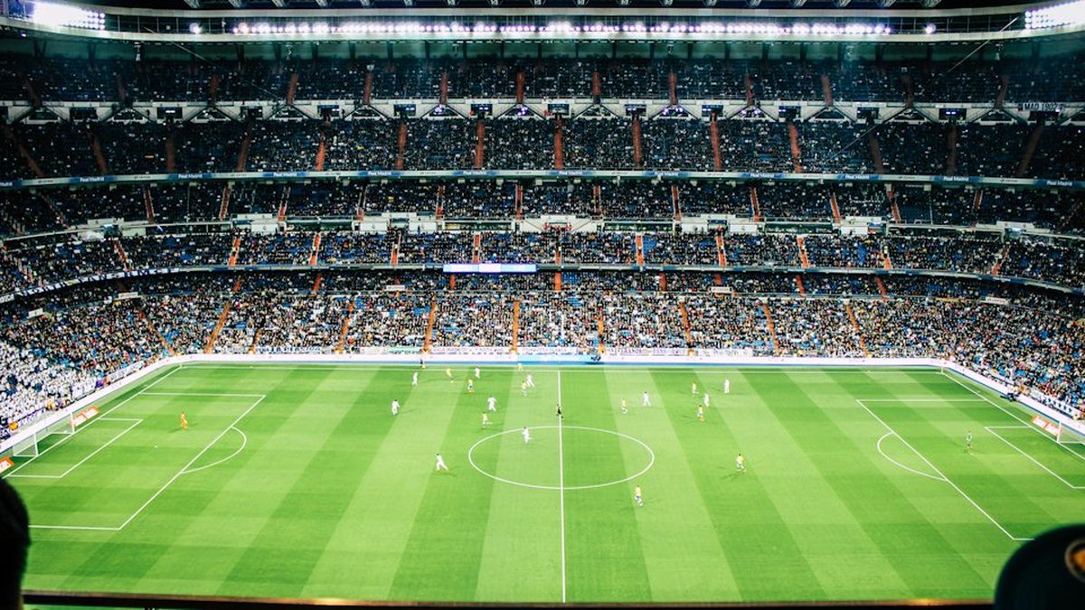 Estadio de fútbol iluminado, ejemplo de una transmisión en vivo de TV online