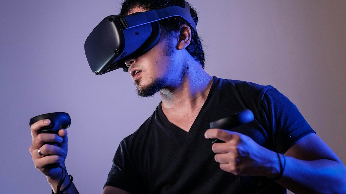 Persona con gafas de realidad virtual y controles en las manos