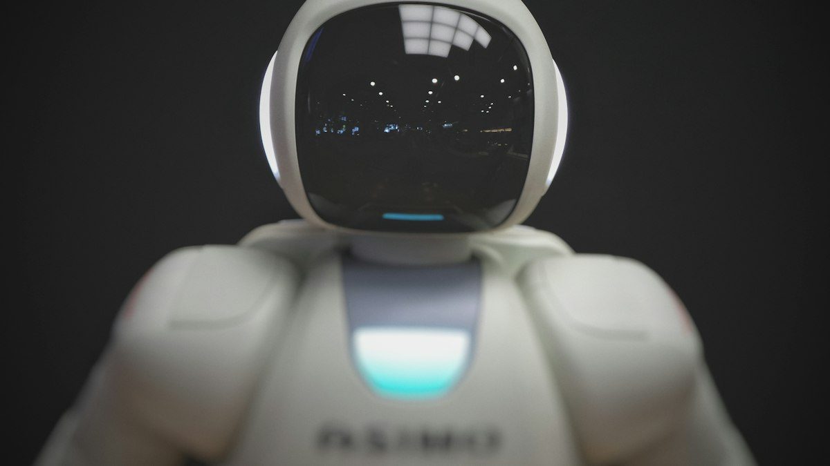 Robot humanoide blanco frente a un fondo oscuro