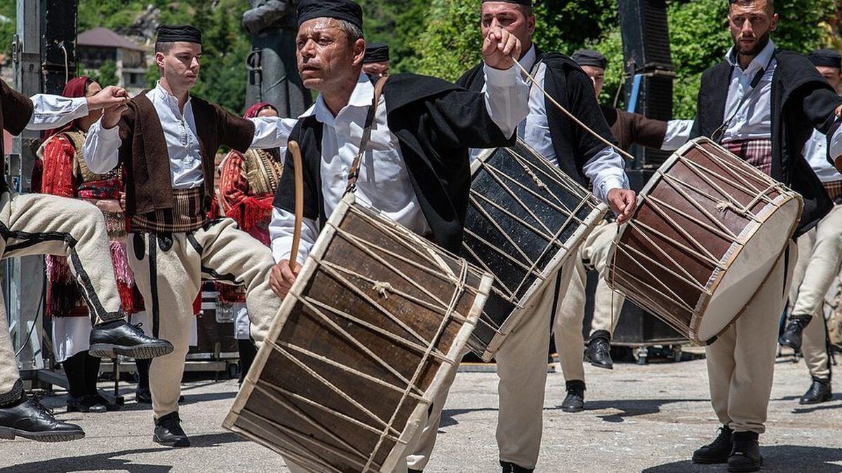 Celebración comunitaria con músicos y tambores tradicionales