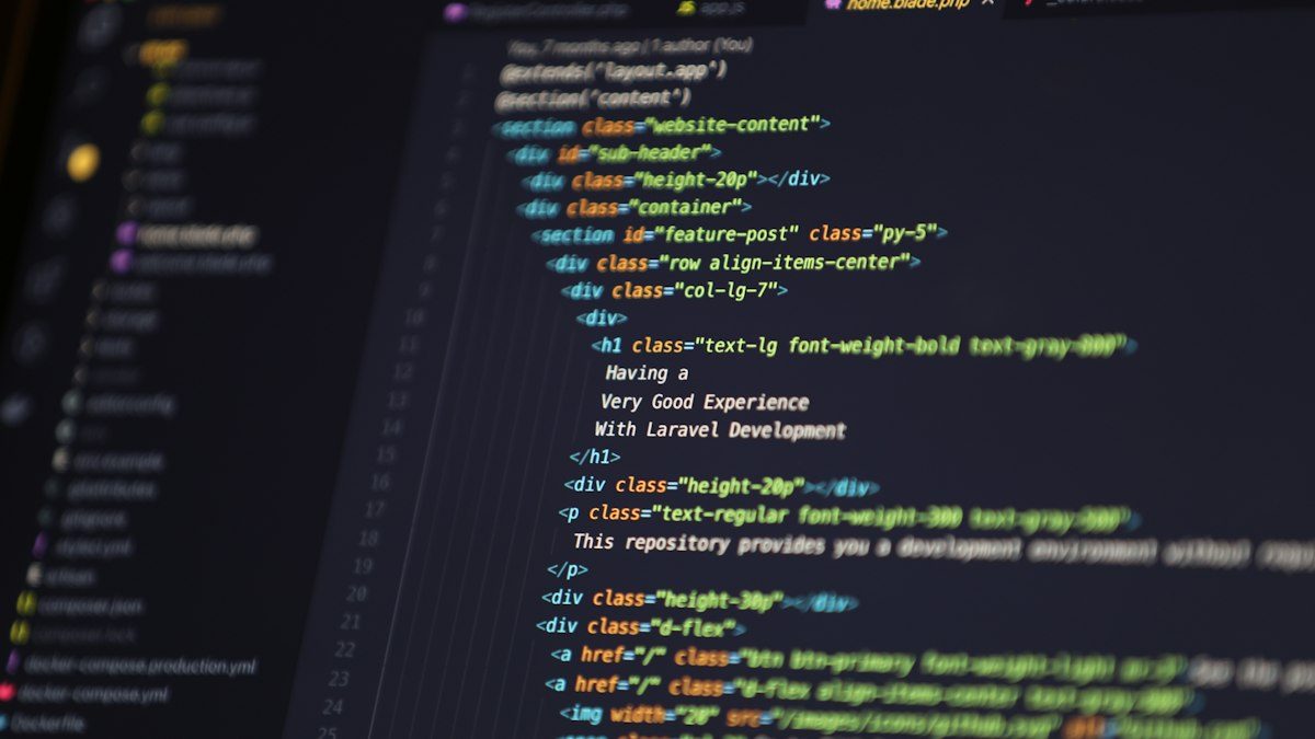 Pantalla con código de programación en un editor oscuro